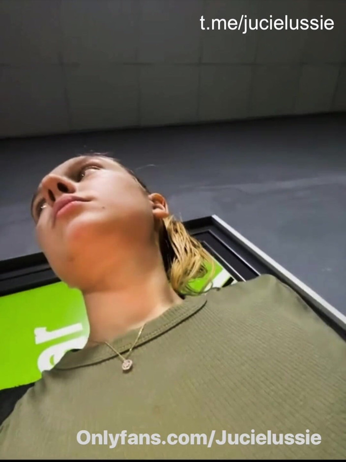JuiceLussie: Verrückte öffentliche fickende muschi im fitnessstudio