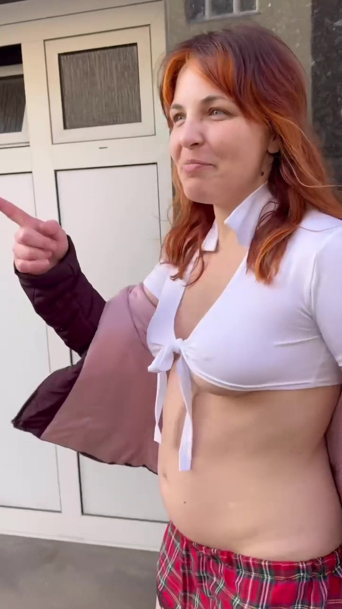 Elena917: 학교 유니폼과 깜박임의 공개 산책