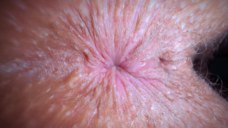 Gigi oficial: I-am lins curul, l-am șters cu tanga ei și i-am luat chiloții...