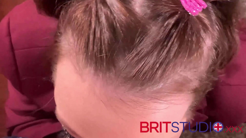Brit Studio: Pompino salivoso della ragazza del college pov