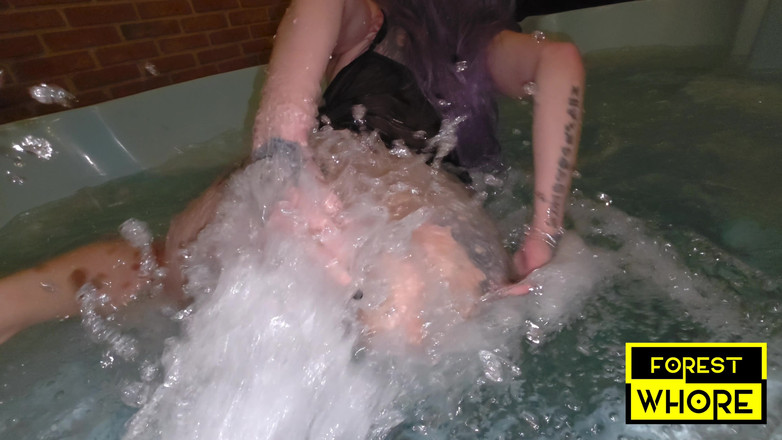 Forest-Whore: Bláznivé anální hry ve vířivce - fisting, anální dilatátor a hry
