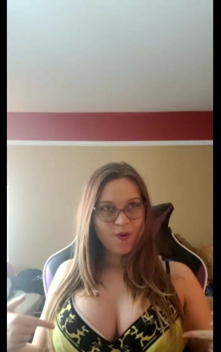 Kira Burn: Viviamo tutti in un sottomarino giallo