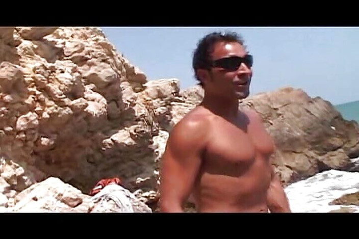 Videos Francaises: Kochająca koguty francuska laska jedzie kutasa na plaży