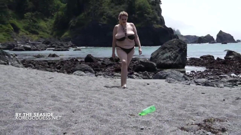 Kore Goddess: Bbw tettona si scopa in spiaggia
