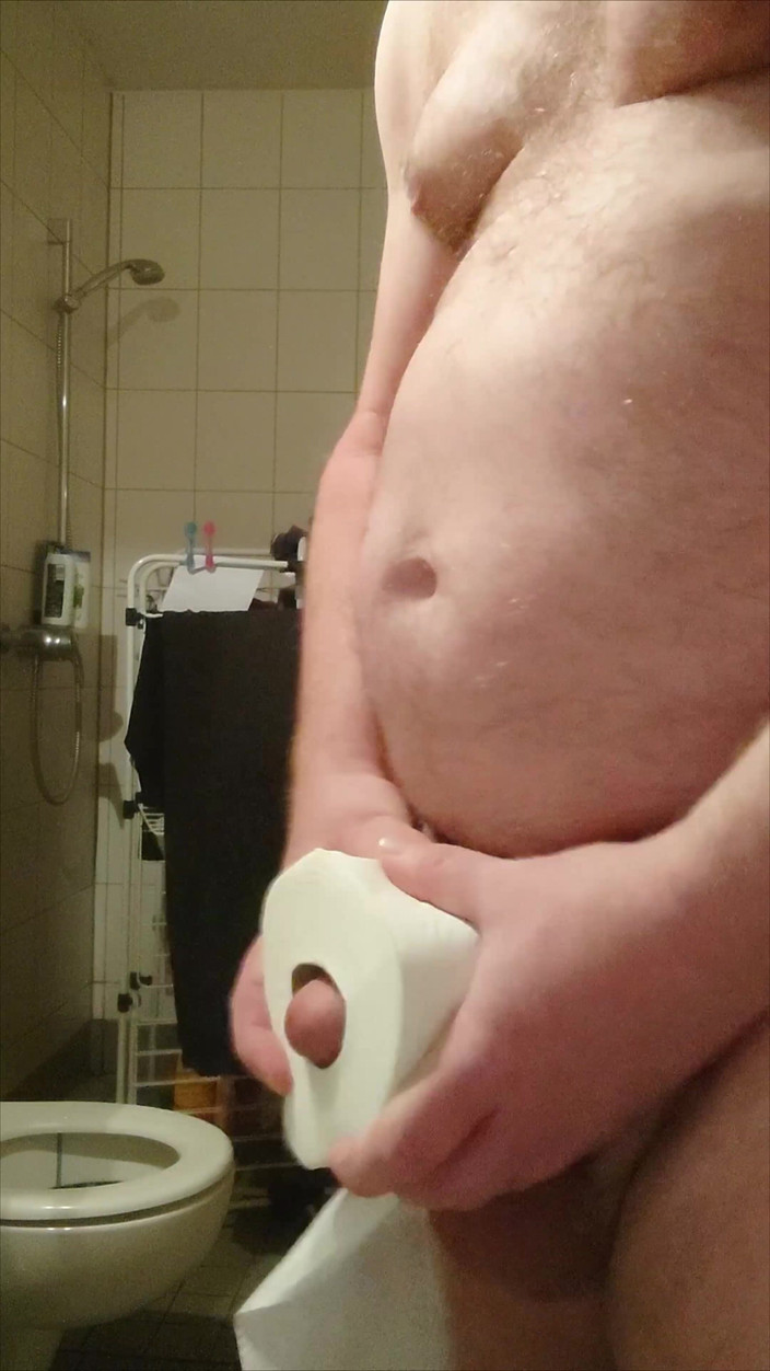 Carmen_Nylonjunge: Gulungan Kertas Toilet Dan Penis Kecil