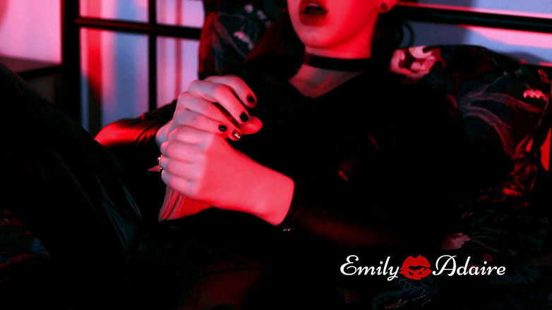 Emily Adaire: トランスの女の子は彼女の革のキャットスーツでジャークオフ