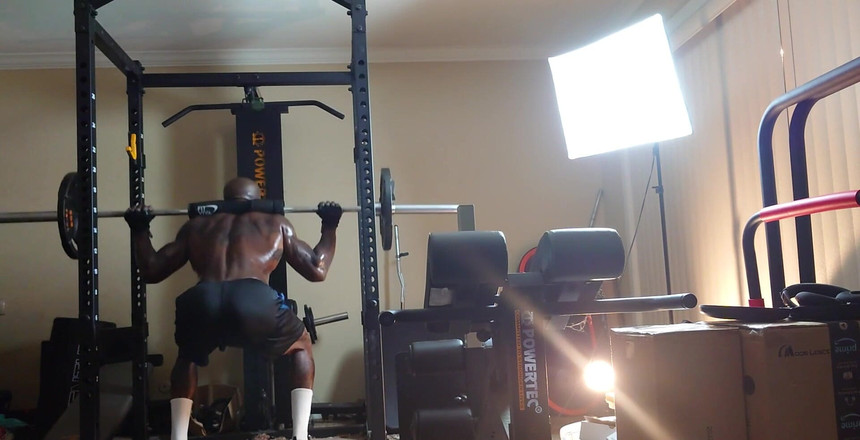 Hallelujah Johnson: Hallelujah Johnson Höga mörka chokladmuskler tatueringar kropp Squats