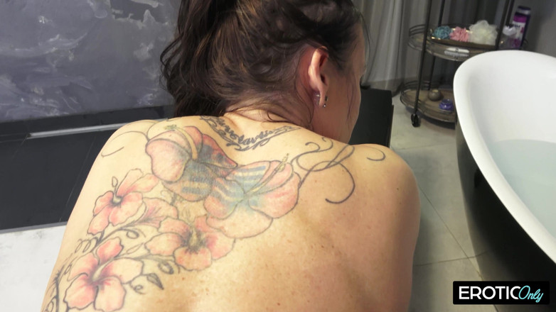 MILFFreaksX: Guarda la sua matrigna fare la doccia