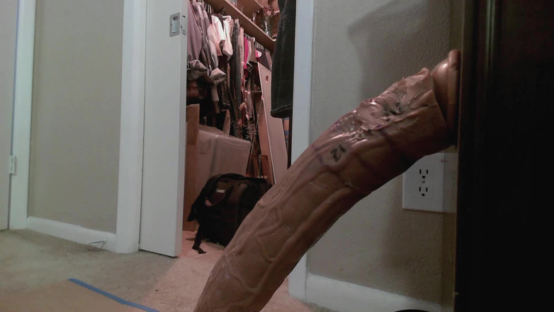 Elgloton: Always Against a Huge Dildo