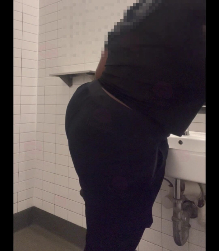 Anye Meshell: Эти ванные не в порядке, но я возбуждена, так что я запер себя!