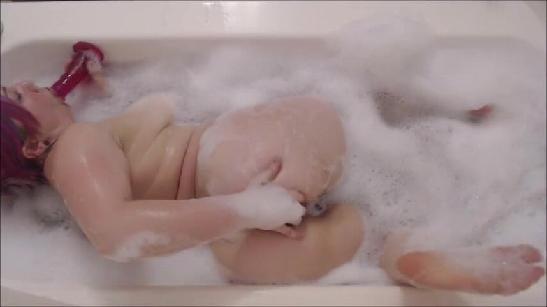 Sofia Valentine: Sofia se pone traviesa en el baño