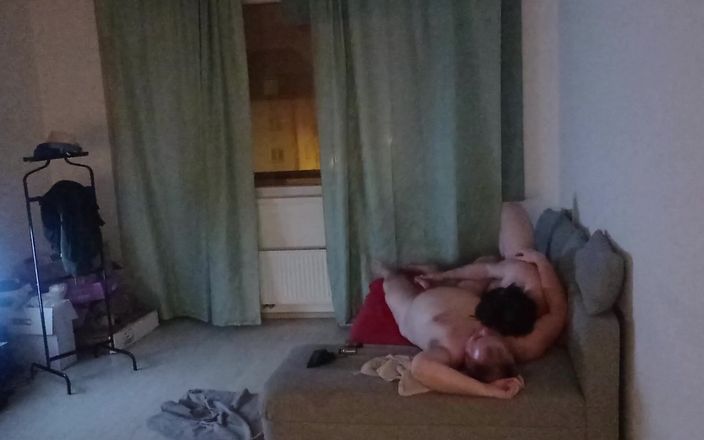 Bisexual love: knullar hans röv framför öppet fönster