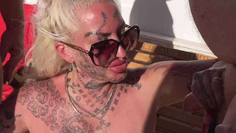 Lovekino: Enorme gangbang in de strandbar deel 2