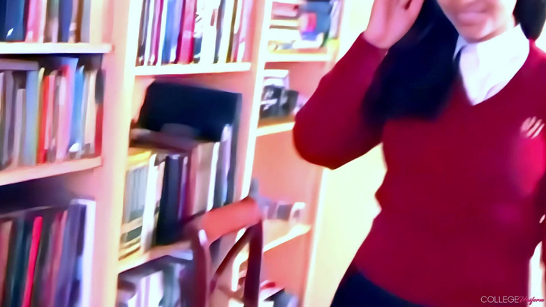 College Uniform: Bokhylla med samantha buxton