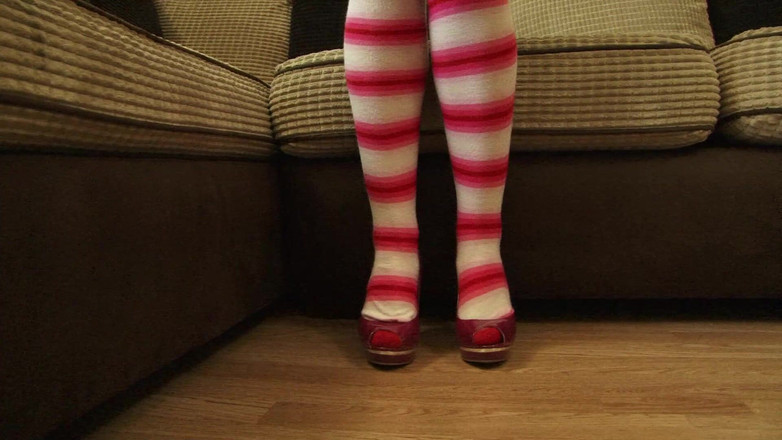 Tight little babes: Şaşırtıcı sarışın bebek mükemmel göğüslerini ve meme uçlarını gösteriyor