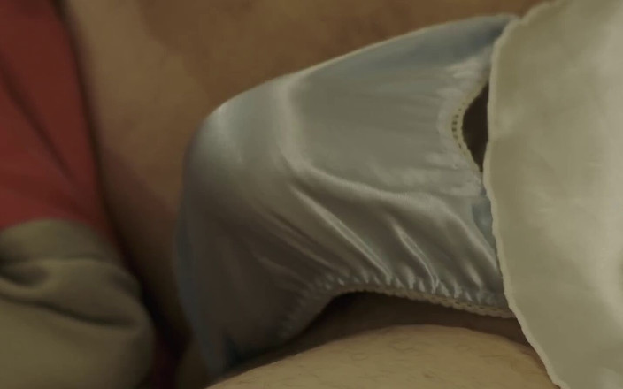 Thongsnpanties: Küçük mavi saten tanga külot oynuyor