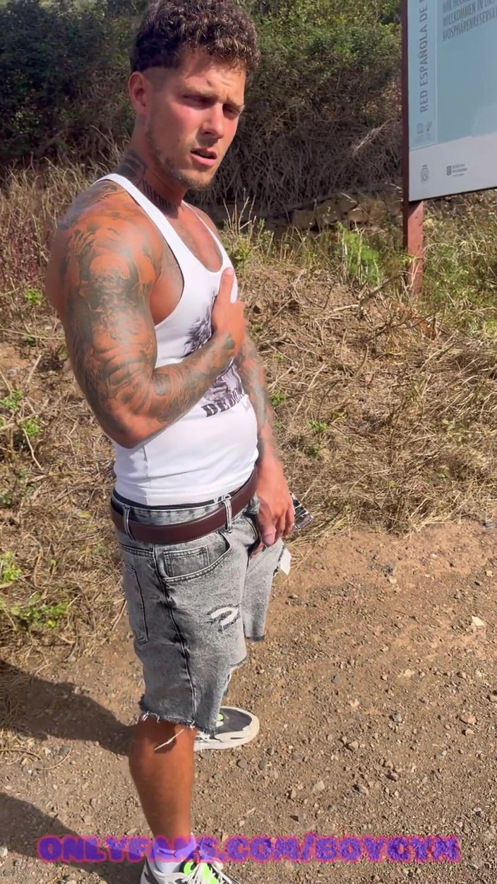 BoyGym: Riscant în stradă!! Sper ca nimeni să nu mă descopere