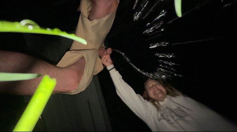 Mya Lane: Une MILF rentre chez elle du bar, sexe coquin, pisse...