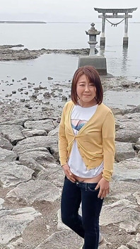 Outdoor Exposure in Ultra-low-rise Jeans