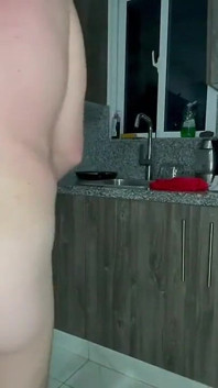 Fată sexy și incitantă adânc în gât și futută de tatăl vitreg în bucătărie până la ambele orgasme