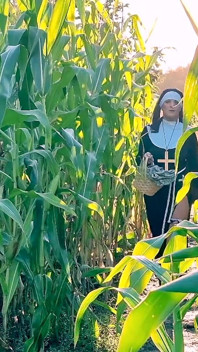 Freira Kylie's Fun in the Corn