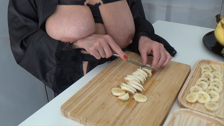 AnnaBUST: बड़े लटके हुए स्तन नाश्ता पकाते हैं