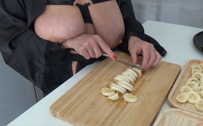 AnnaBUST: Große hängende titten kochen frühstück