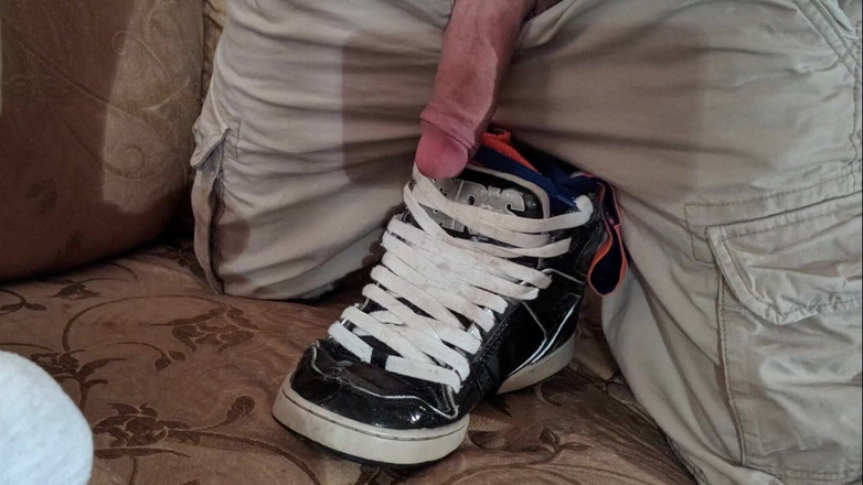 Sneakersmax98: 오시리스 스니커즈 카고 쇼츠 입고 거유와 정액