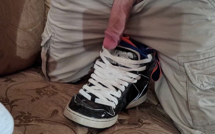 Sneakersmax98: Osiris sneakers Grande carico e sborra indossando pantaloncini di carico