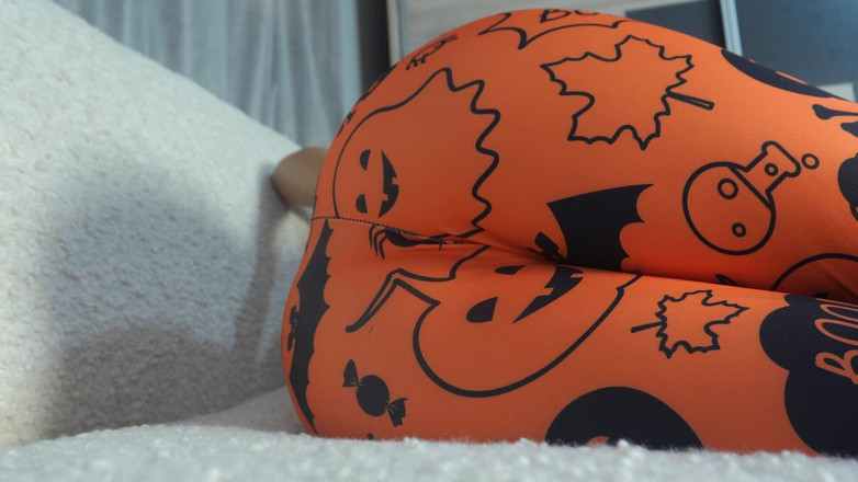 AmayaMori: La sorellastra indiana in leggings di halloween scoreggia e si...