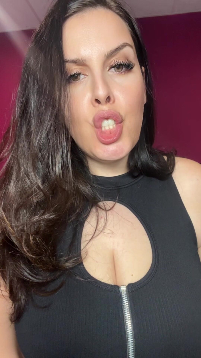 Young_strawberry: Zlobivá milfka prosí o sperma a hraj si s ním