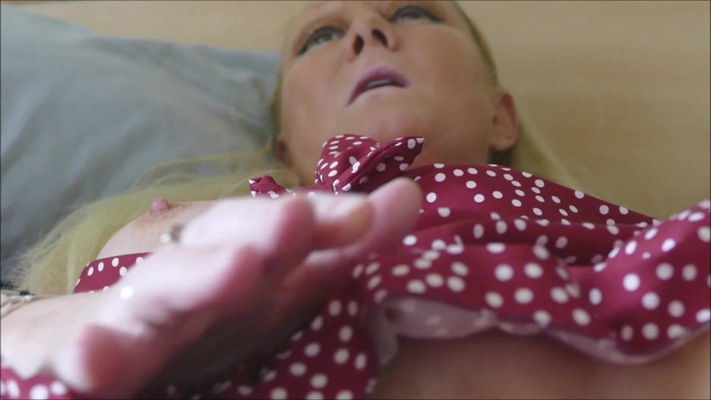 Natalie K: 特写手淫和射精，我抚摸我的粉色阴户