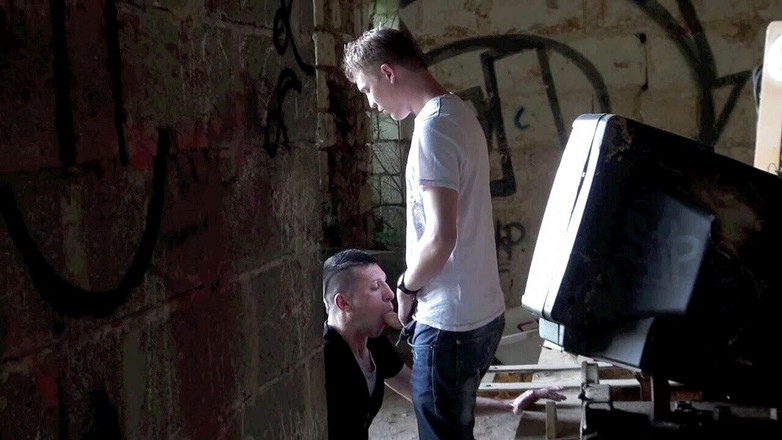 Discret Cruising sex: Arabische discret geneukt door blonde topblonde buitenshuis