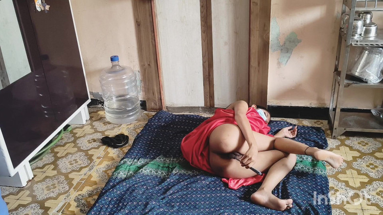 Desishycouple: देसी भाभी शिवानी लाल साड़ी में हस्तमैथुन करते हुए।