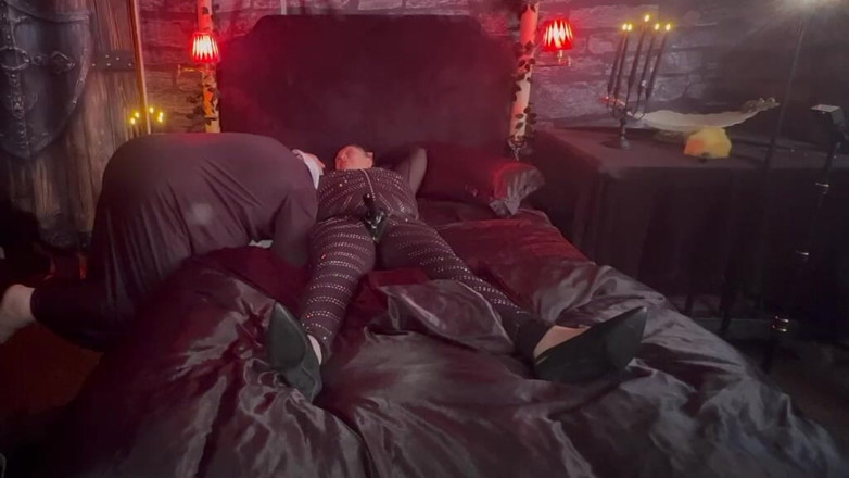 Lanista_Bear: Partea 1 Regina Vampire îl transformă pe preot într-o curvă care suge pula