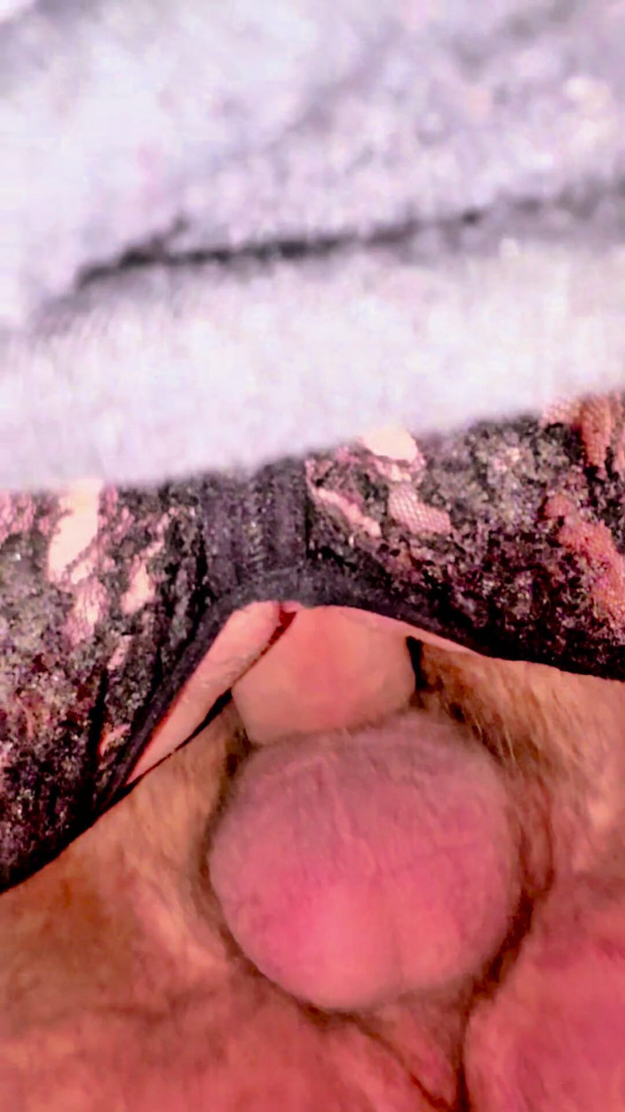 Chester Van Name: Горячая рыжая жена делает минет ногами, а затем принимает его раком с кримпаем