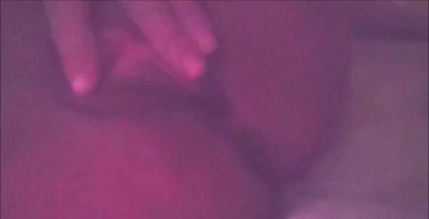 Natalie K: 덮개 아래에서 알몸으로 핑거링하고 여기 누워, 내 옆에서 흔들리는 널 생각나게 해