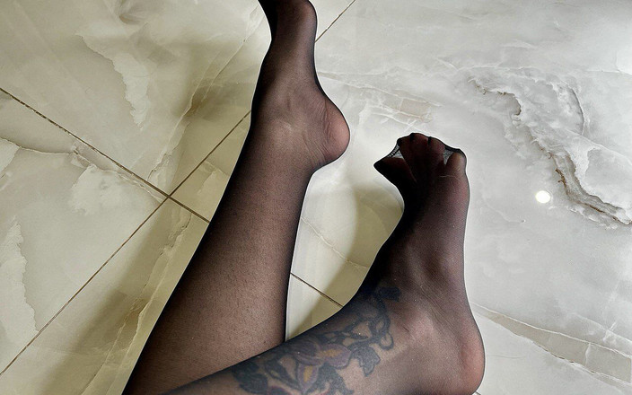 Julia domaina: 黑色尼龙脚和长脚趾，软管里的脚趾，尼龙鞋底，丝袜在我身上