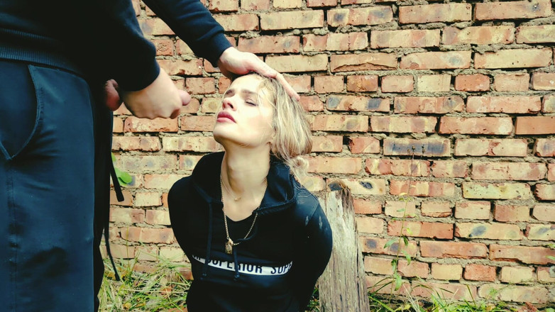 S-Wife Katy: Ela é a única garota no futuro pós-apocalíptico, todo mundo está caçando...