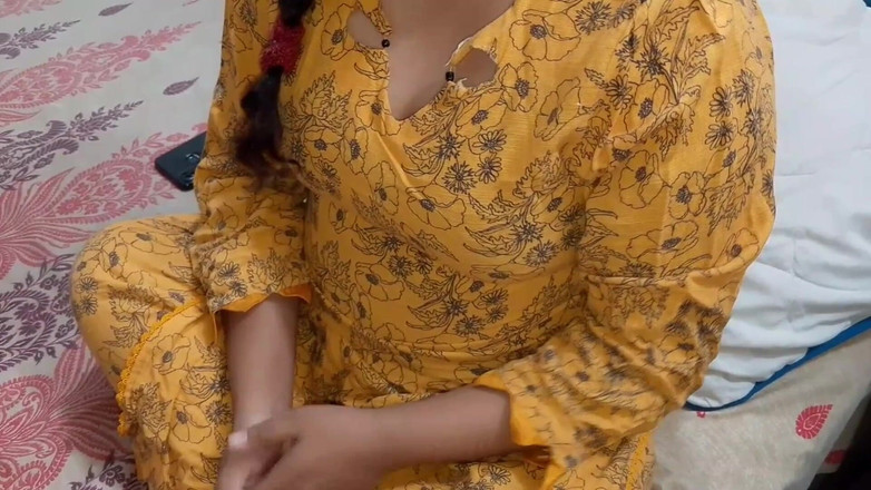 QueenbeautyQB: Tôi phát hiện ra âm hộ ngon lành của mẹ kế đầu...