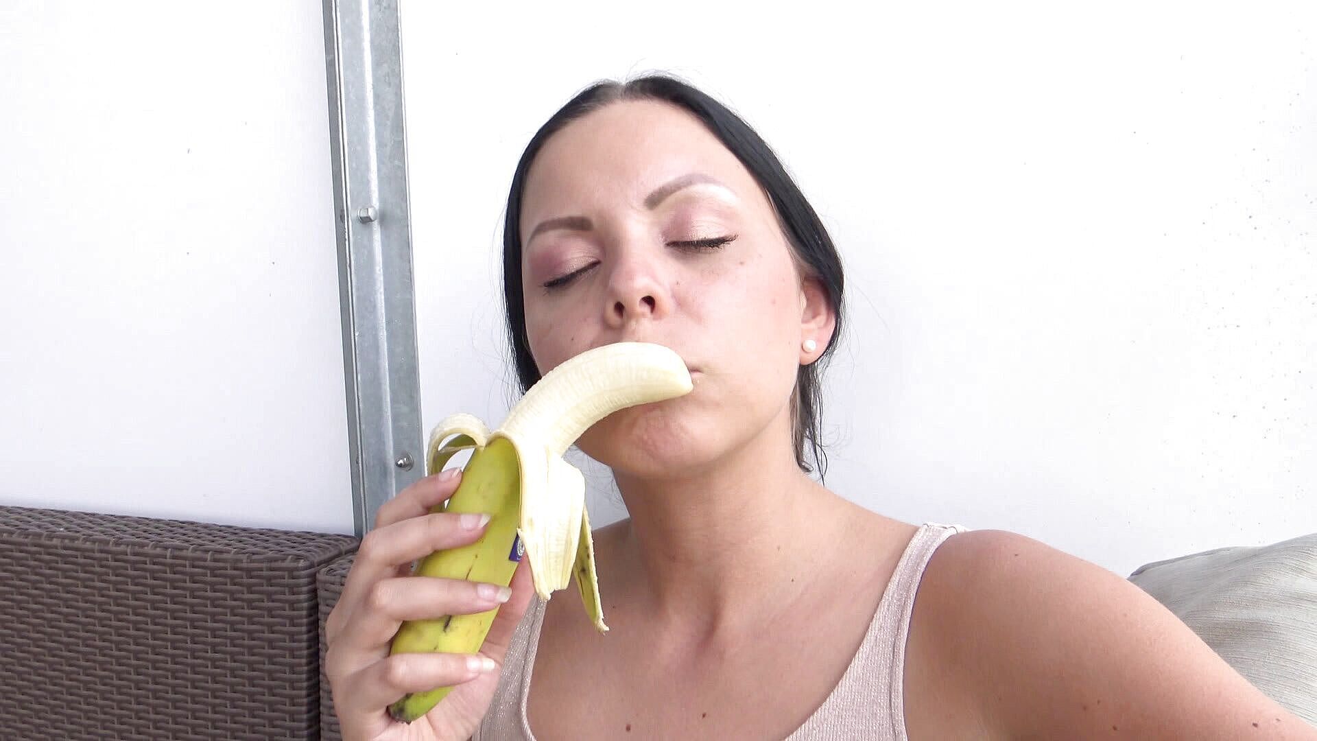 Carla`s banana POV teasing-Lannie-Solo Austria