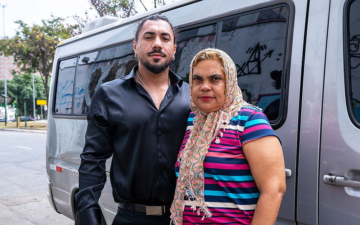 MaturePickup: Дупу товстої бабусі знищують в автобусі