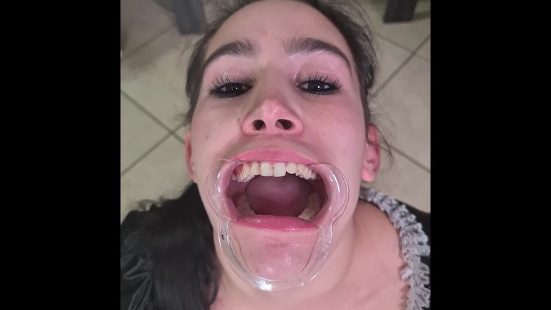 domslutfucker: Französisches zimmermädchen versucht, ihre eigene pisse durch lippenrückzieher zu schlucken