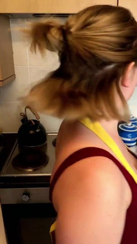 継母は家事中に義理の息子に気を取られる