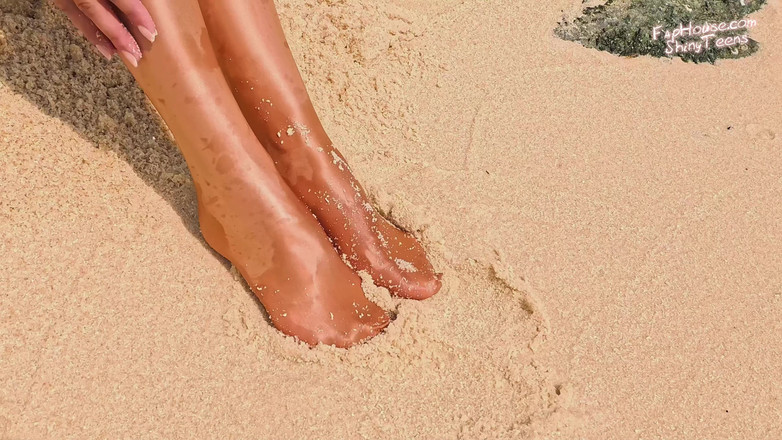 Shiny teens: Sahilde 918 altın taytlı külotlu çorap ve halka mayo