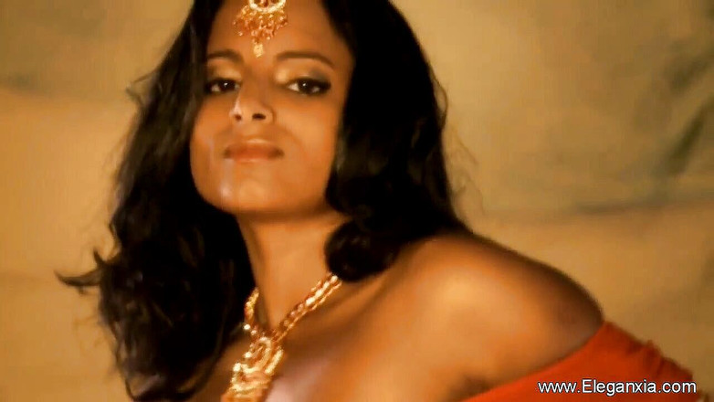 Eleganxia: 小奶子印度人以另一种方式展示她的身体