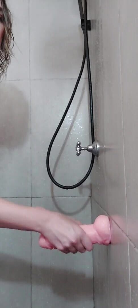 Flor_latina: Beim ficken mit einem dildo bekomme ich den drang selbst...