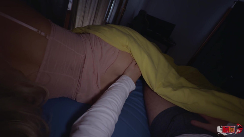 OlxRedFox: 和热辣熟女继母的晨间性爱并被鸡巴插菊花