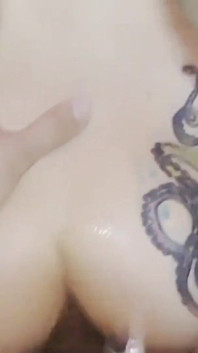 小偷在紧致的屁股里得到强大的肛交