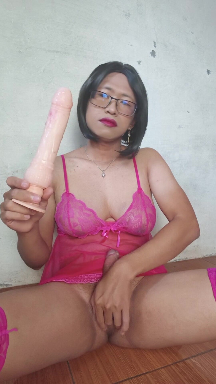 Mitha Zhe: Super Hot Shemale Mitha Zhe Sticks in a Dildo